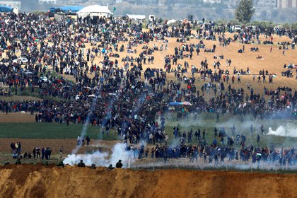 FOTO DE ARCHIVO: soldados israelíes disparan gases en la frontera entre Israel y Gaza, en medio de una manifestación palestina, el 30 de marzo de 2018. REUTERS/Amir Cohen/File Photo