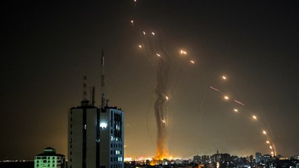 Un misil lanzado desde Gaza e interceptado por el sistema antiaéreo israelí. (Photo by MOHAMMED ABED / AFP)