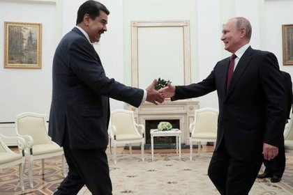 Foto de archivo: Vladimir Putin le da la mano a Nicolás Maduro durante una reunión en el Kremlin de Moscú, Rusia, el 25 de septiembre de 2019. Sergei Chirikov/Pool vía REUTERS