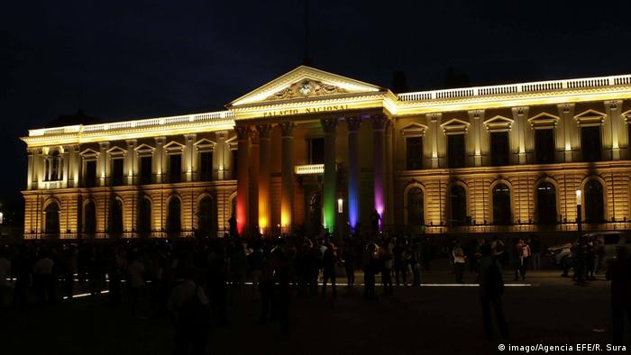 Foto del Palacio Nacional en San Salvador iluminado con los colores de la bandera LGBTI.
