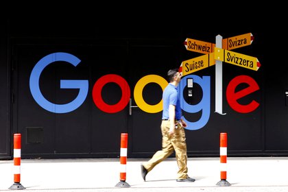 Un hombre camina frente al logo de Google en Zurich, Suiza. Foto: REUTERS/Arnd Wiegmann