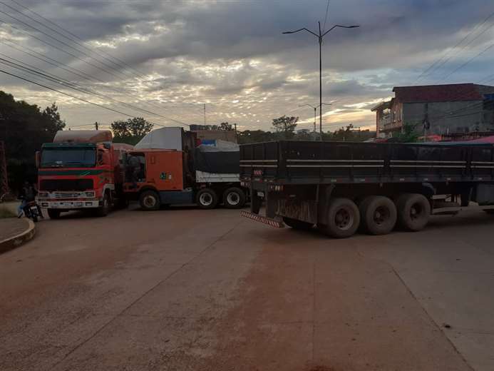 Transporte pesado bloquea las rutas de Pando. Foto: Kike NAvala