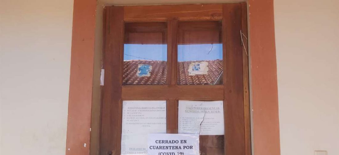Carteles informan sobre el cierre de los juzgados en Concepción. Foto: J. Huanca