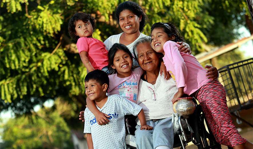 Gloria Flores con su nuera, Pamela Rocha, y sus cuatro nietos. Foto: Jorge Gutiérrez
