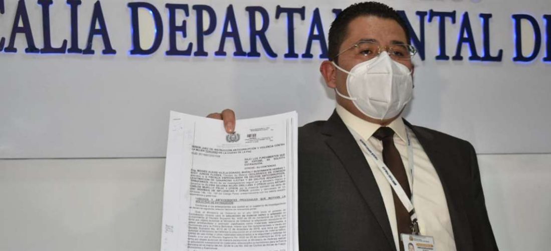 El Fiscal Bustillos enseña el pedido de extradición de Arturo Murillo (Foto: APGNoticias) 