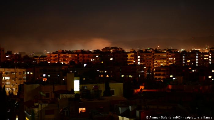 Esta foto de archivo (28.02.2021) presenta una vista nocturna de la capital siria, Damasco, minutos después de un ataque aéreo de Israel.
