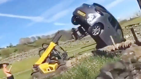 VIDEO: Un granjero furioso arroja fuera con su tractor un coche que bloqueaba el ingreso a su propiedad
