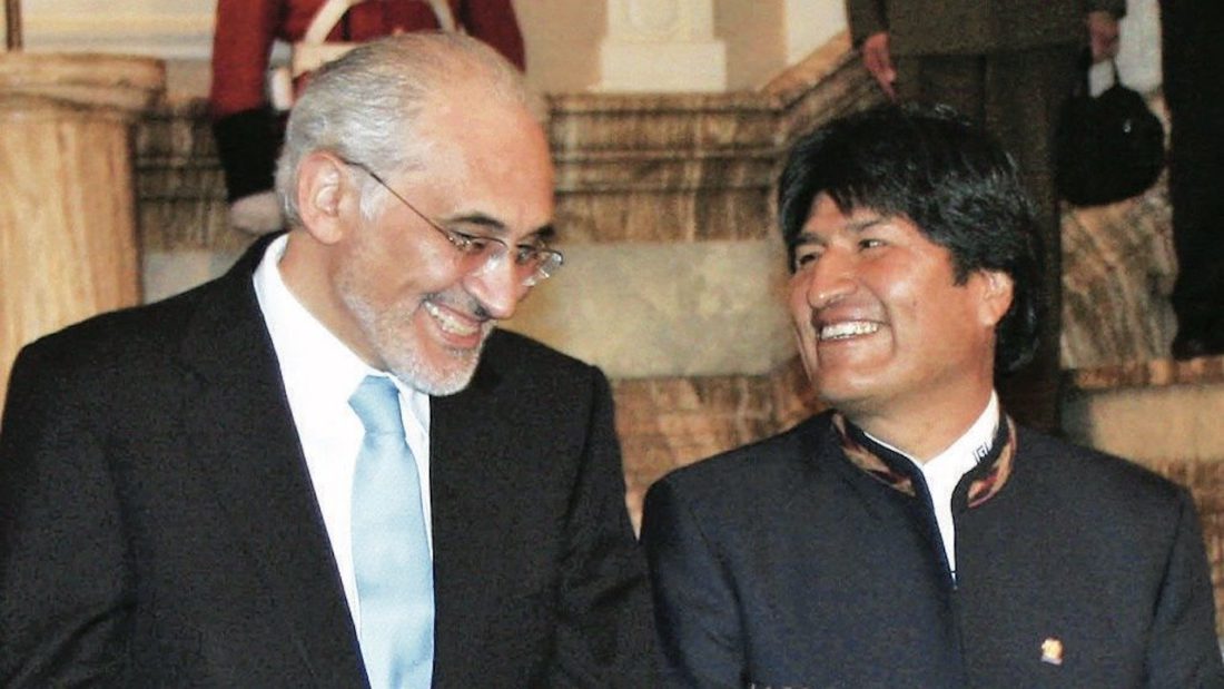 Foto de archivo de los expresidentes Carlos Mesa y Evo Morales.