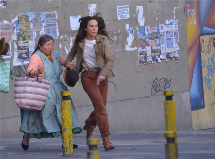 Susana Condori y Kate del Castillo en una escena de "La reina del sur3"/foto APG Noticias