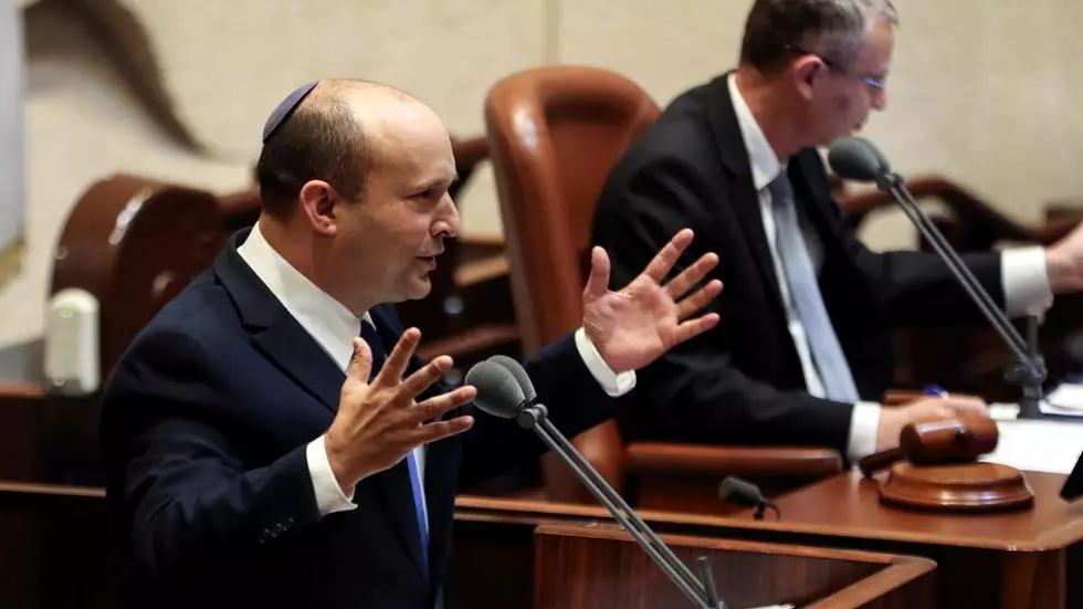 Naftali Bennett, primer ministro designado, habla en la Knesset, el parlamento de Israel, durante una sesión especial en la que se realizó un voto de confianza para aprobar y jurar un nuevo gobierno de coalición, en Jerusalén el 13 de junio de 2021