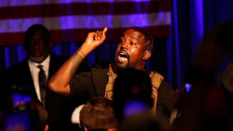 Kanye West explota durante una audiencia y se tapa la cabeza con una capucha con una imagen de Jesucristo