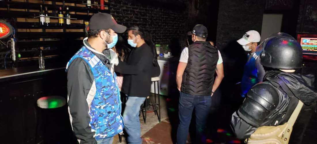 Personal de la Alcaldía sorprendió a varias personas consumiendo bebidas (Foto: Leo Gil)