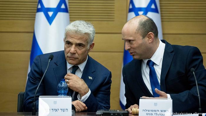 Naftali Bennett (der.) y Yair Lapid (izq.), al frente del Gobierno del cambio en Israel.