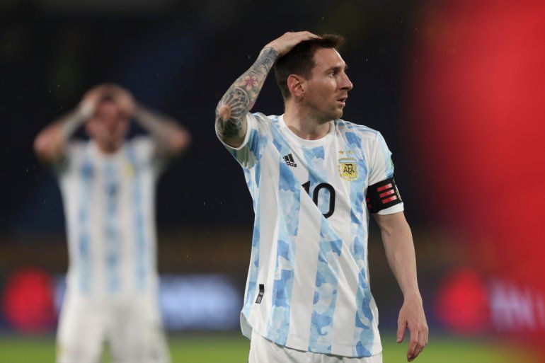 El argentino Lionel Messi gesticula durante un partido de clasificación para el Mundial de Qatar de 2022 contra Colombia en el estadio Metropolitano