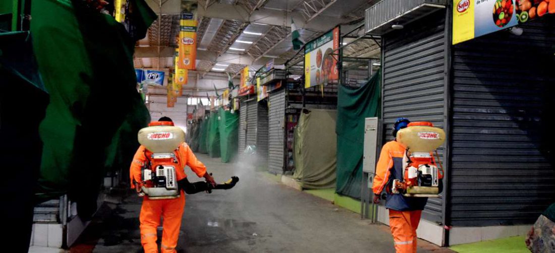 Funcionarios desinfectan en el nuevo mercado de Los Pozos. Foto: GAMSC