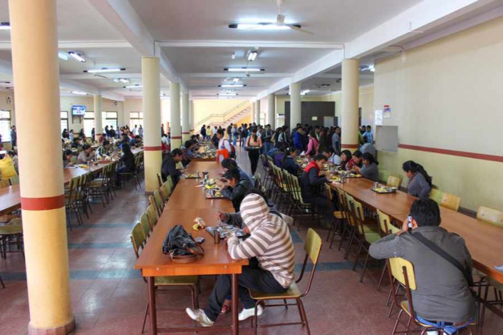Estudiantes de la UAJMS se movilizan por becas comedor en Tarija