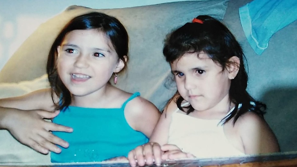 Fotos de Milagros junto a su hermana Chloe cuando eran niñas