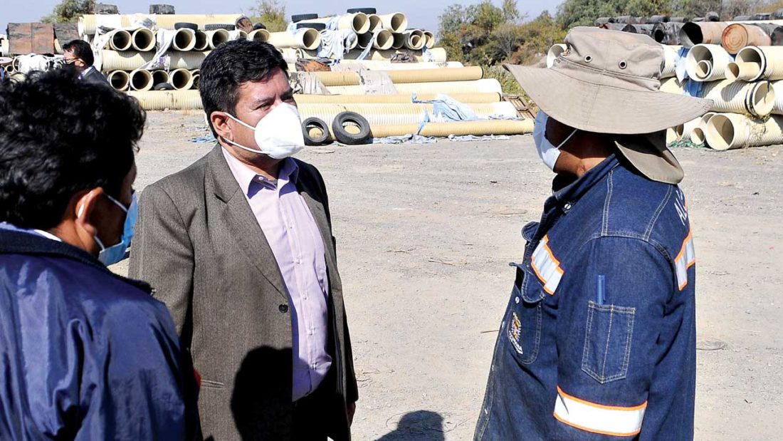 Mauricio Muñoz durante la inspección a tuberías en El Paso, este miércoles. NOÉ PORTUGAL