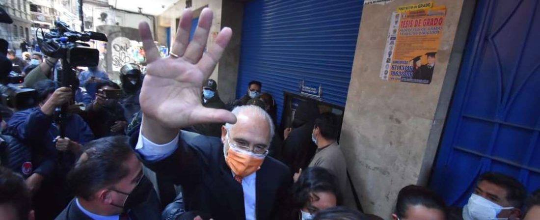 El expresidente al salir de la Fiscalía en La Paz (Foto: APG Noticias) 