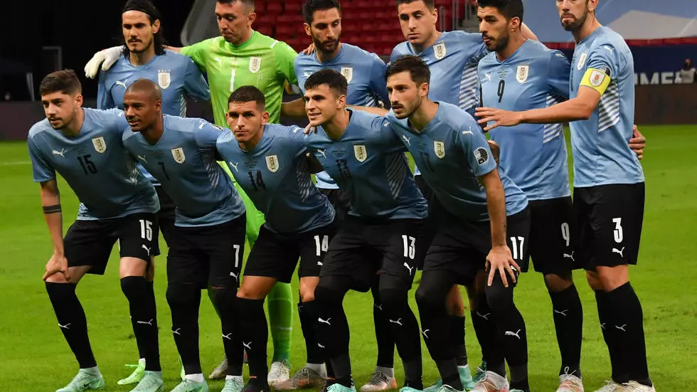Jugadores de Uruguay posan para fotos antes del inicio de su partido de la fase de grupos del torneo Copa América 2021 contra Argentina en el Estadio Mané Garrincha de Brasilia, el 18 de junio de 2021.