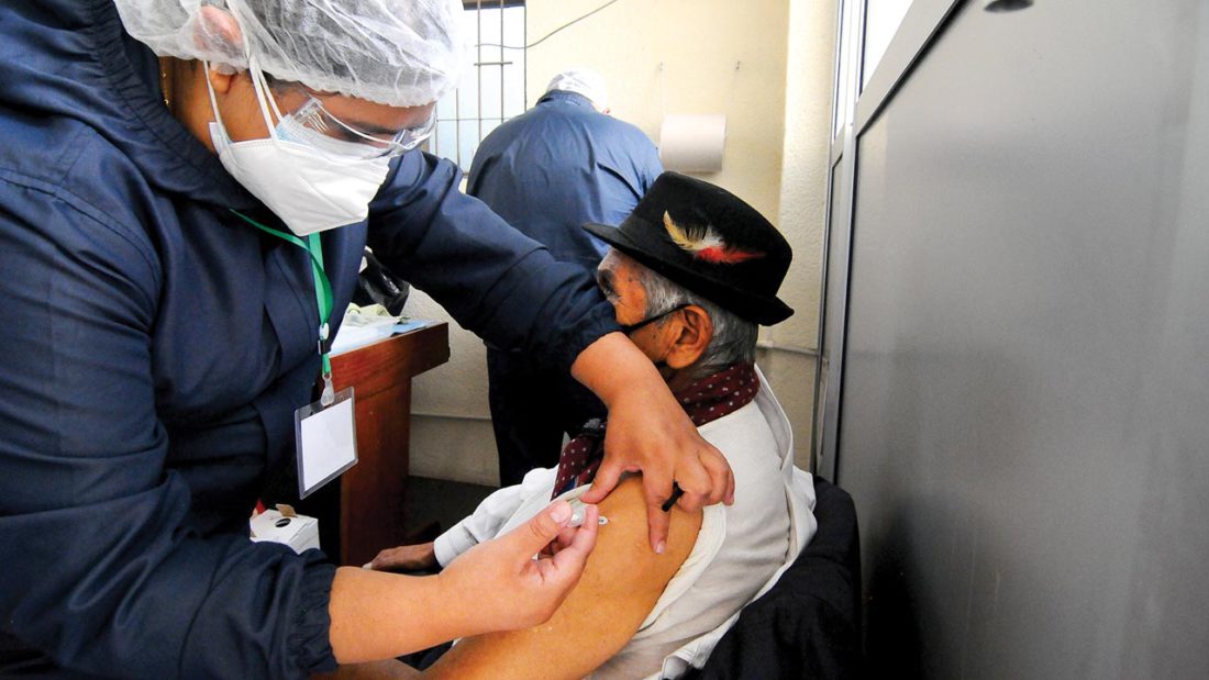 Trabajadores vacunan en la Caja Nacional de Salud (CNS). Noé Portugal
