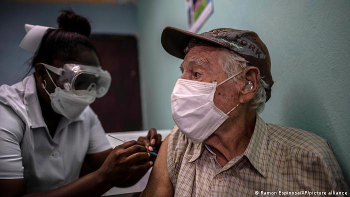 Vacunación con una dosis de Abdala, en Cuba.