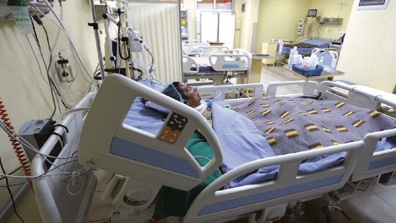 Una familia sugirió quitar el respirador a un paciente crítico para desocupar una UTI