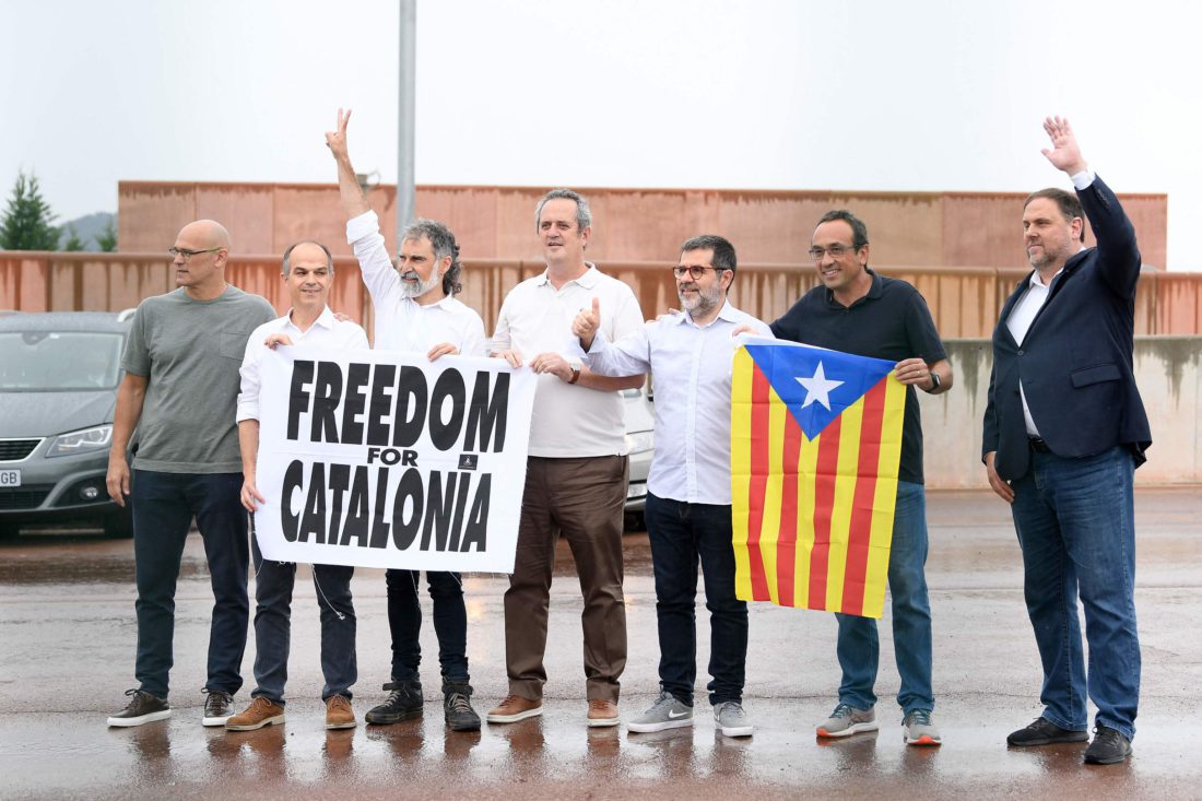 Los siete líderes independentistas de Cataluña presos en Lledoners salen de prisión tras los indultos.