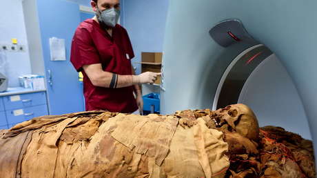 Practican una tomografía computarizada a una momia egipcia en un hospital italiano