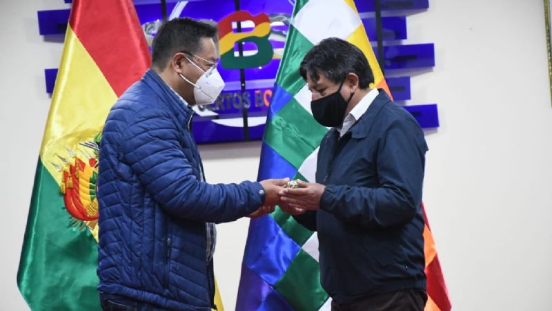 Arce entrega el bastón de mando a Choquehuanca para asistir a Cumbre en Venezuela