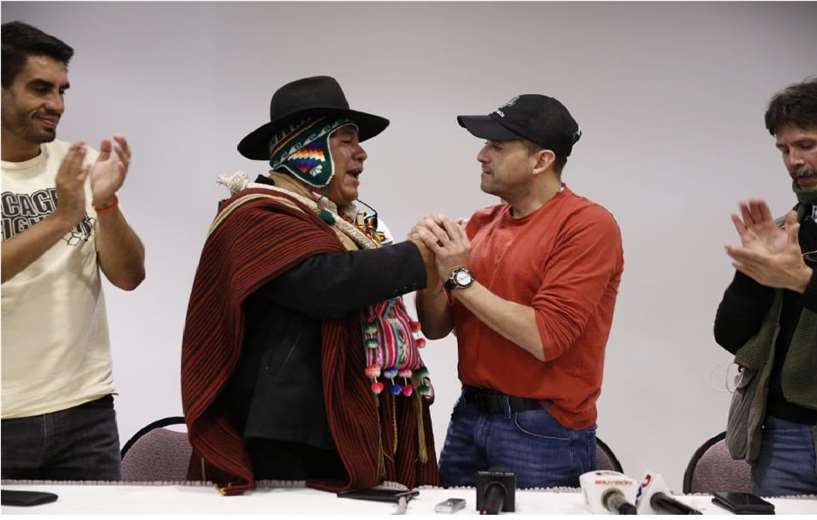 Condori (izq.) recibió a Camacho en La Paz, en 2019. Foto: Roger Barba