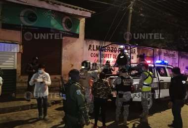 Los efectivos recorrieron las calles para repartir los alimentos (Foto: Leonardo Gil)