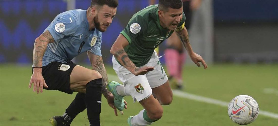 Arce intenta escapar a la marca del uruguayo Nández. Foto: AFP
