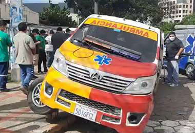 La ambulancia fue impactada por un truffi. Foto: Unitel