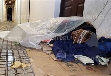 El hombre se encontraba durmiendo en pasillos de la Brigada Parlamentaria (Foto:Leo Gil)