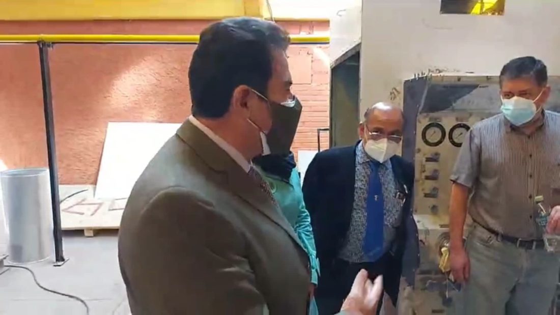 El alcalde de Cochabamba, Manfred Reyes Villa, durante la inspección a la planta de oxígeno del Hospital del Norte. Captura de video GAMC