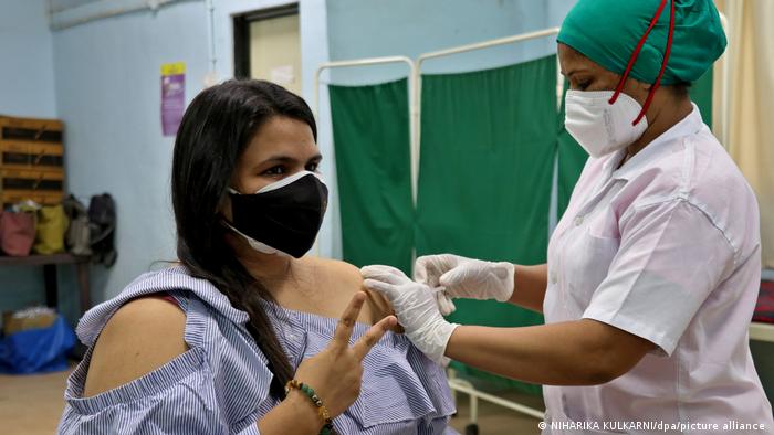 Esta ciudadana india recibe la vacuna Covishield de AstraZeneca, que no está aprobada para vacunación en la UE.