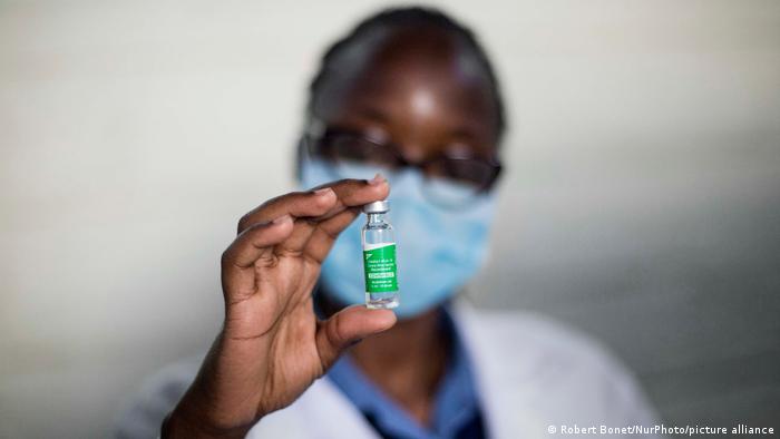 No es una vacuna de segunda clase: Covishield en Kenia, distribuida por la iniciativa de vacunación de la ONU Covax.