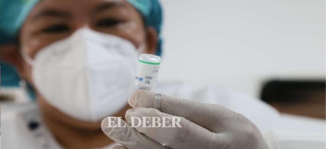Ante la carencia de vacunas, se distribuye la reserva de segundas dosis. Foto: EL DEBER