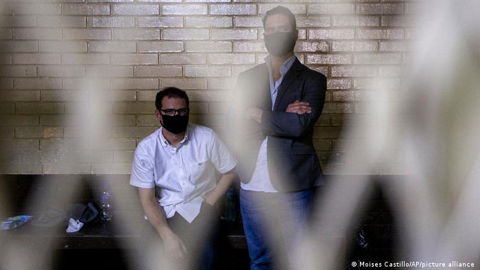 Foto de Ricardo Martinelli Linares y su hermano Luis Enrique en prisión en Guatemala