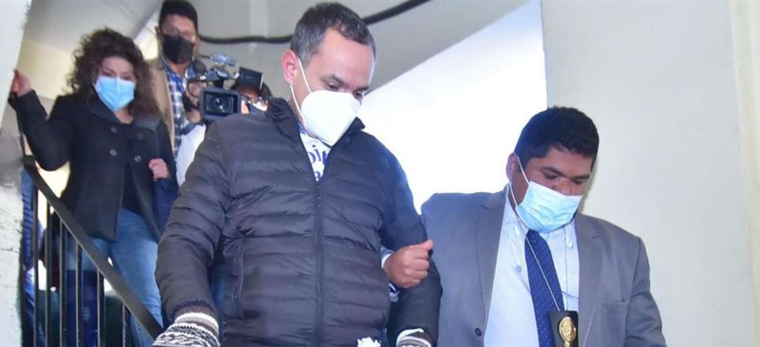 Carlos Schlink es llevado desde la Fiscalía de La Paz (Foto: APG Noticias)
