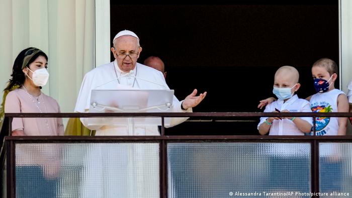 El papa Francisco, desde el balcón del hospital donde permanece ingresado.