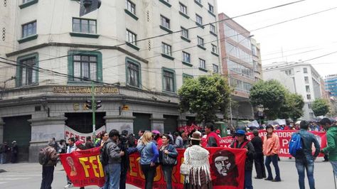Trabajadores de la CNS se movilizan en La Paz y no descartan ir al paro indefinido - La Razón | Noticias de Bolivia y el Mundo