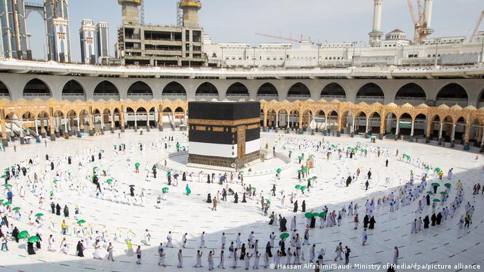 Los primeros peregrinos llegan a la Gran Mezquita para dar sus siete vueltas a la Kaaba, entre estrictas medidas de seguridad.