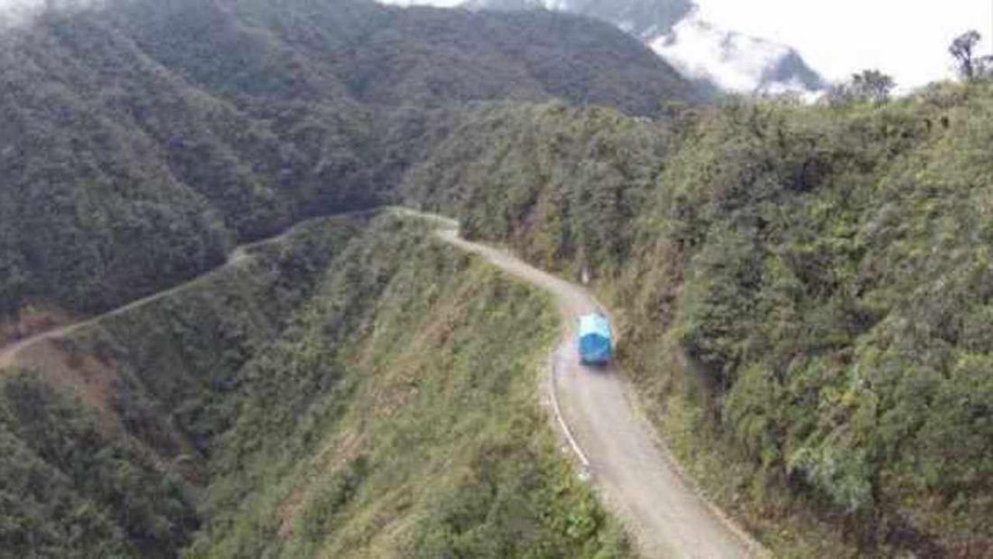 Imagen referencial de la carretera a los Yungas paceños. OPINIÓN
