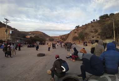 El bloqueo cumple su segundo día, pobladores debieron caminar cargados (Marcelo Beltrán)