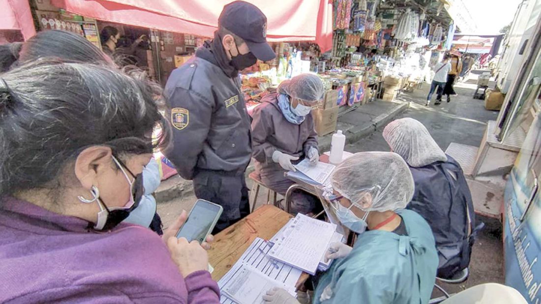 Personal de salud instala un punto móvil para vacunar a comerciantes de La Pampa. DICO SOLÍS