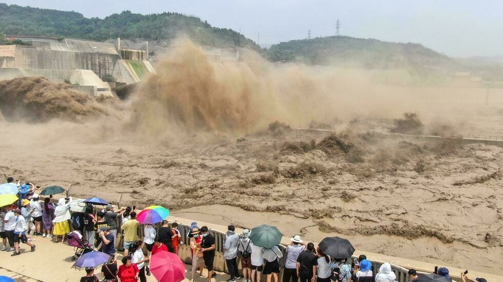 Foto aérea del 5 de julio de 2021 muestra la apertura de las compuertas en la represa de Xiaolangdi, en Luoyang, en la provincia central de Henan, que amenaza con romperse.