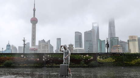 Miles de personas evacuadas y vuelos cancelados en Shanghái por la llegada del tifón In-Fa (VIDEOS)