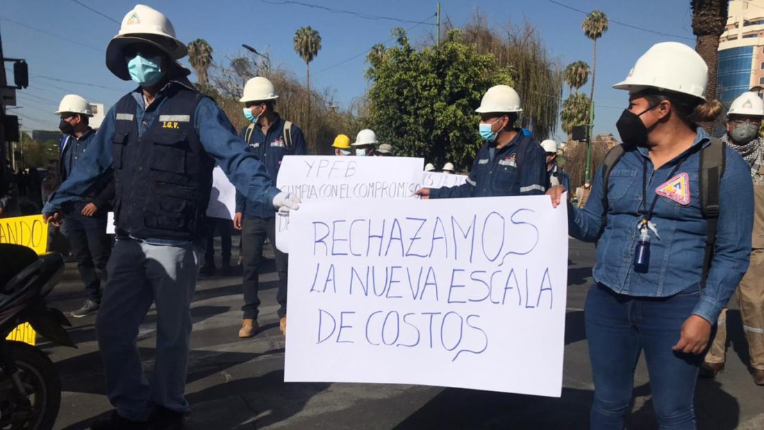 Trabajadores protestan contra YPFB en Cercado.